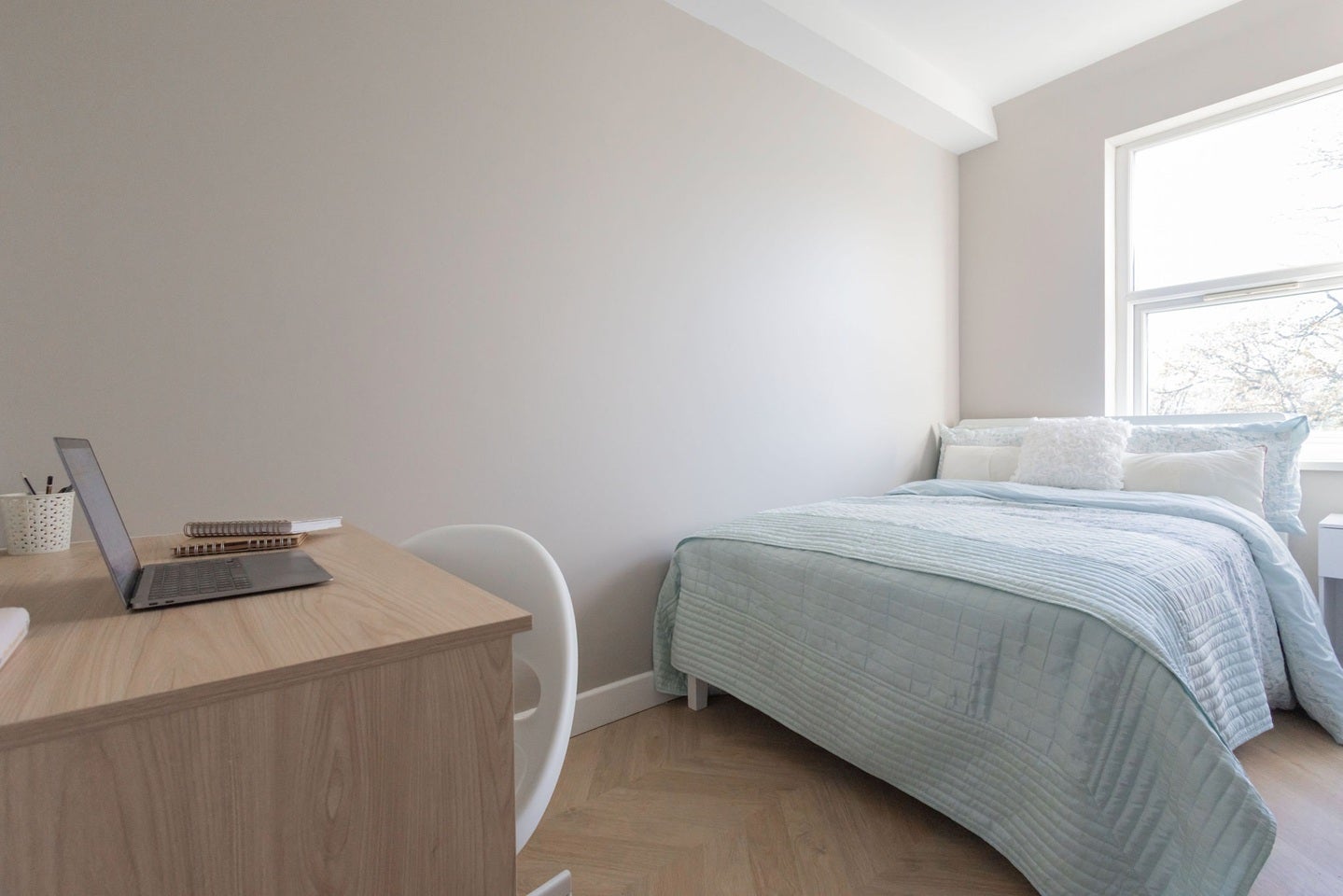 Room Ealing Road in Greater London