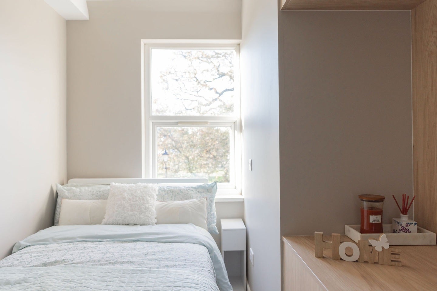 Room Ealing Road in Greater London
