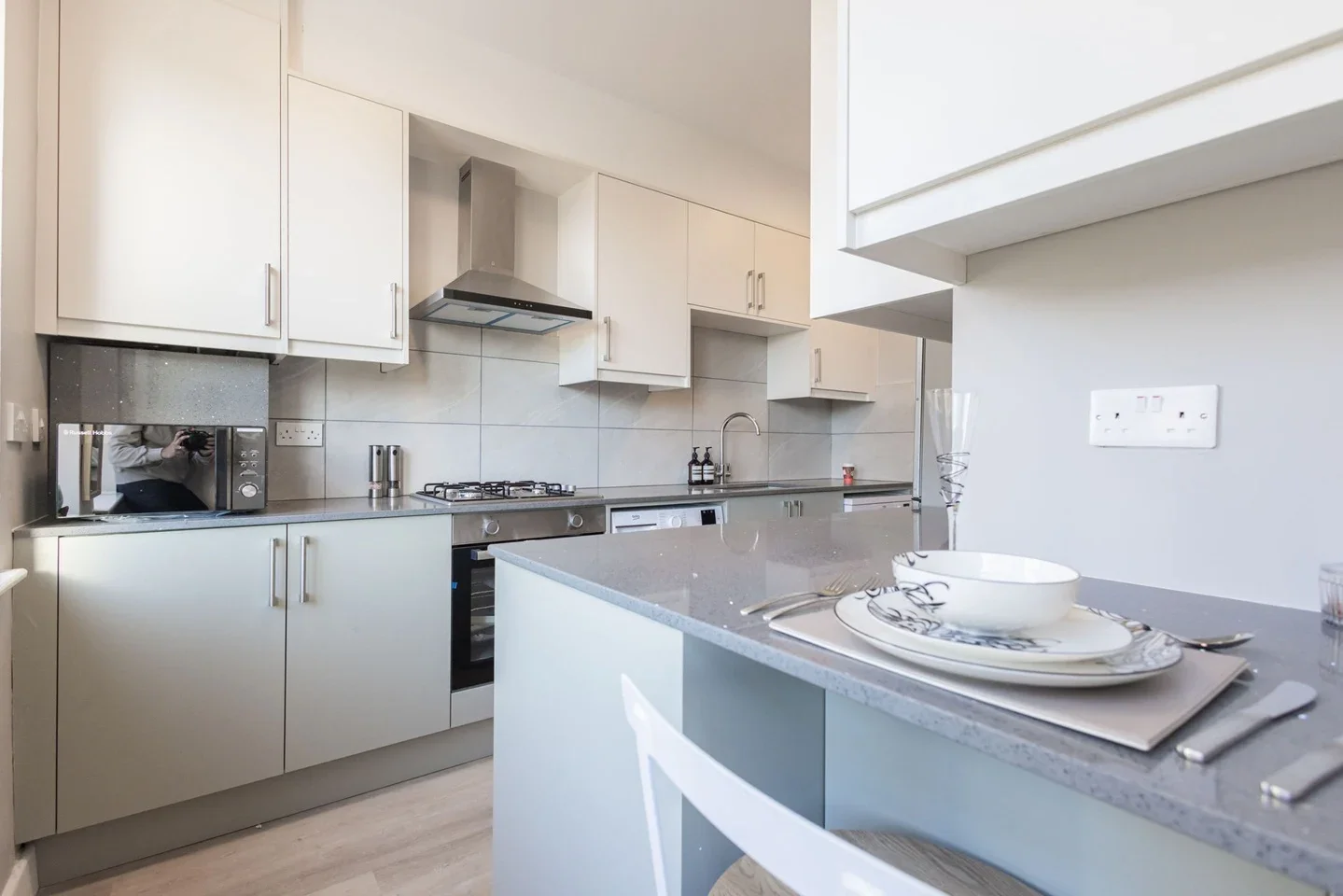 Room Ealing Road in Greater London