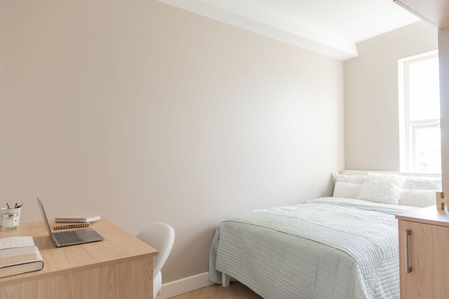 Room Ealing Road in Greater London