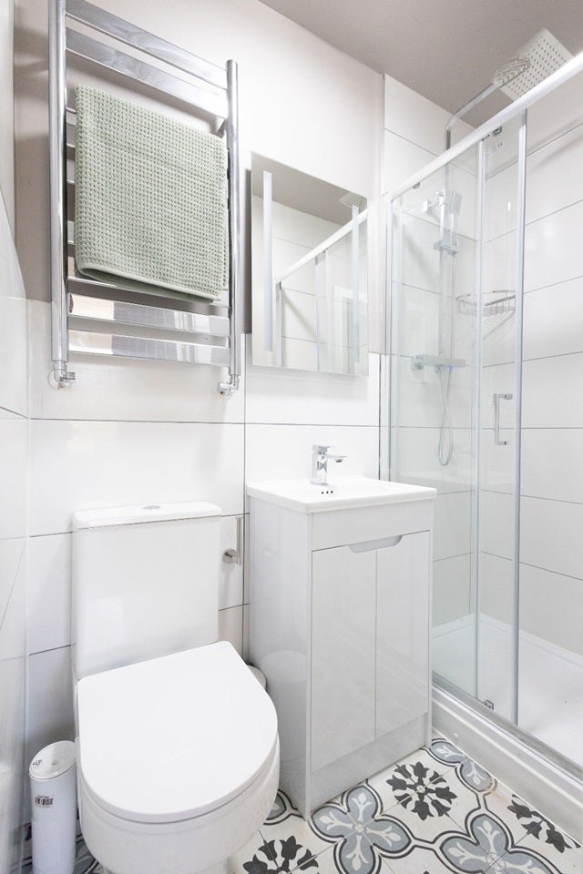 Room Ealing Road in Greater London