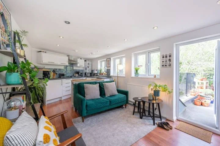 Flat Wells House Road in Greater London