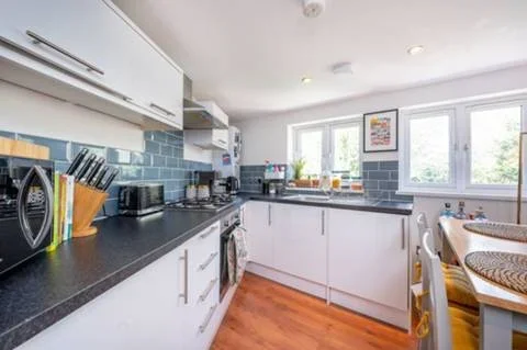 Flat Wells House Road in Greater London