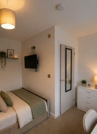 Room Nether Hall Avenue in Kirklees