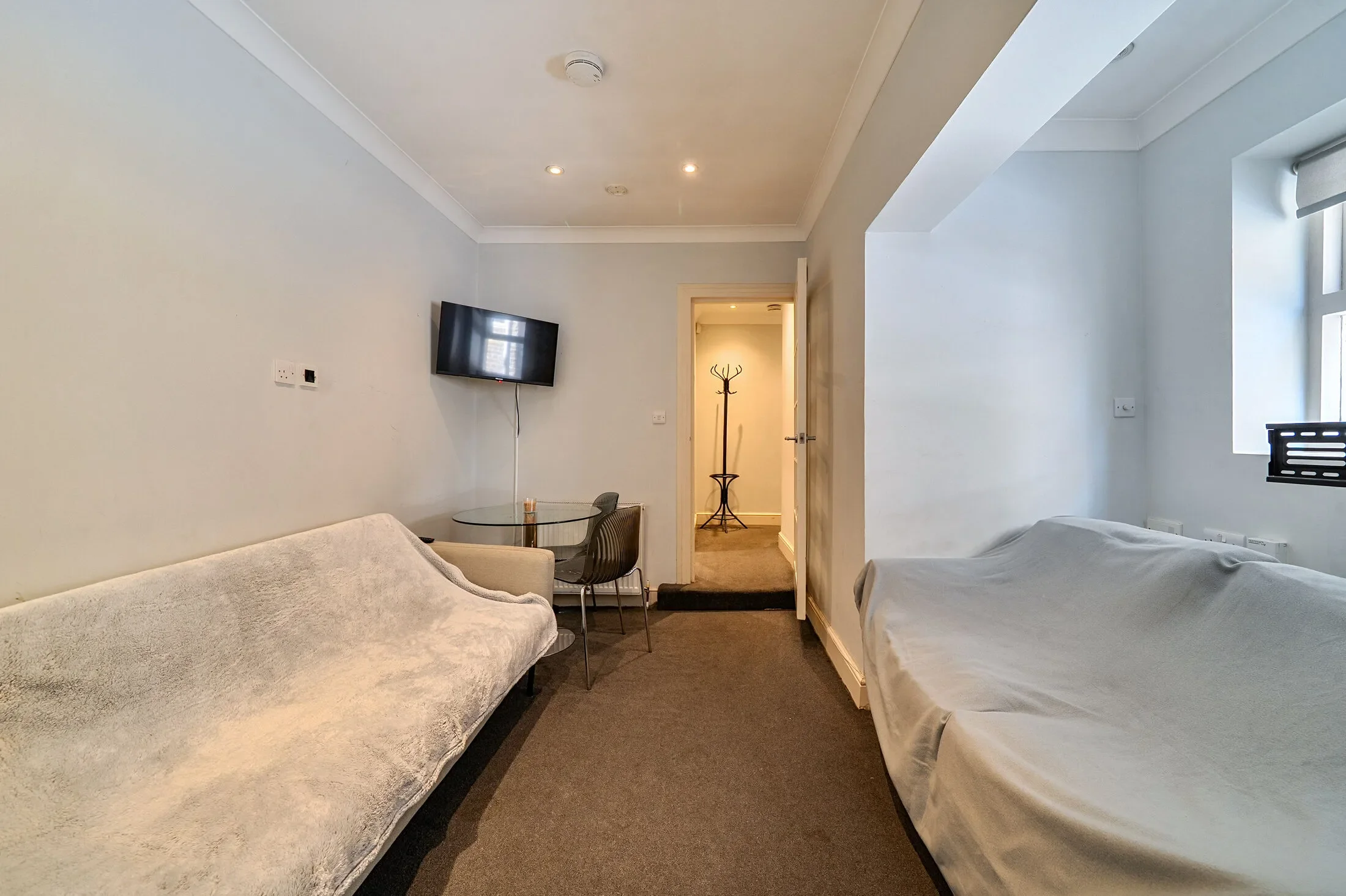 Flat Beauchamp Place in Greater London