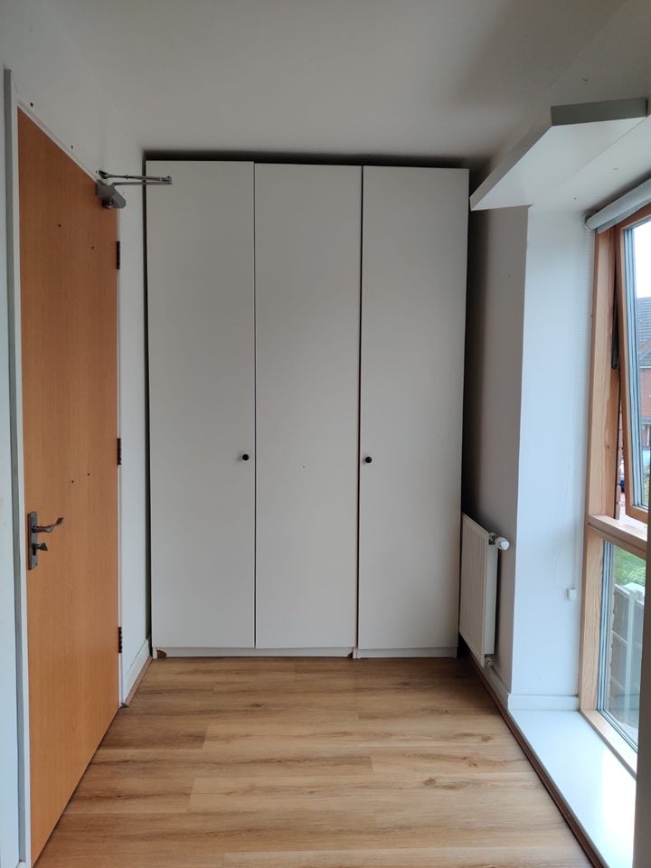 House Douglas Close in Greater London