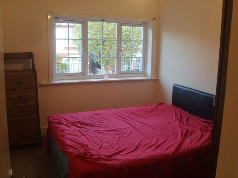 Flat Melrose Avenue in Greater London