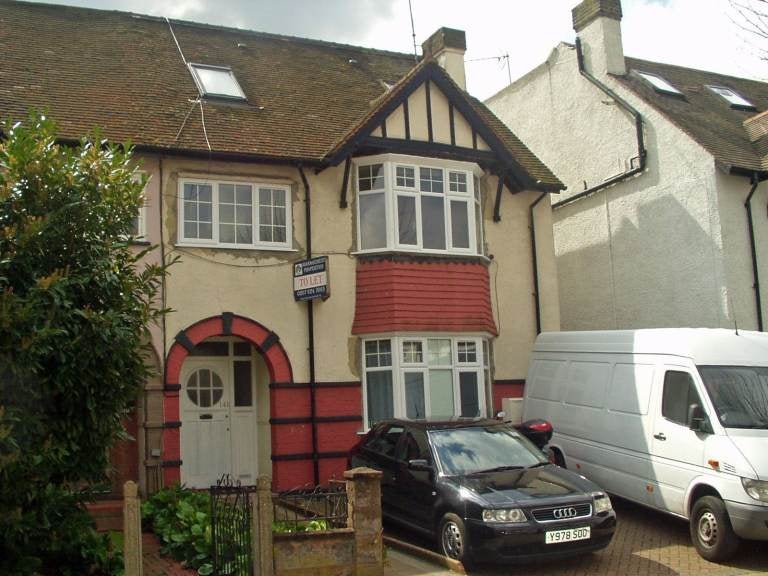 Flat Melrose Avenue in Greater London