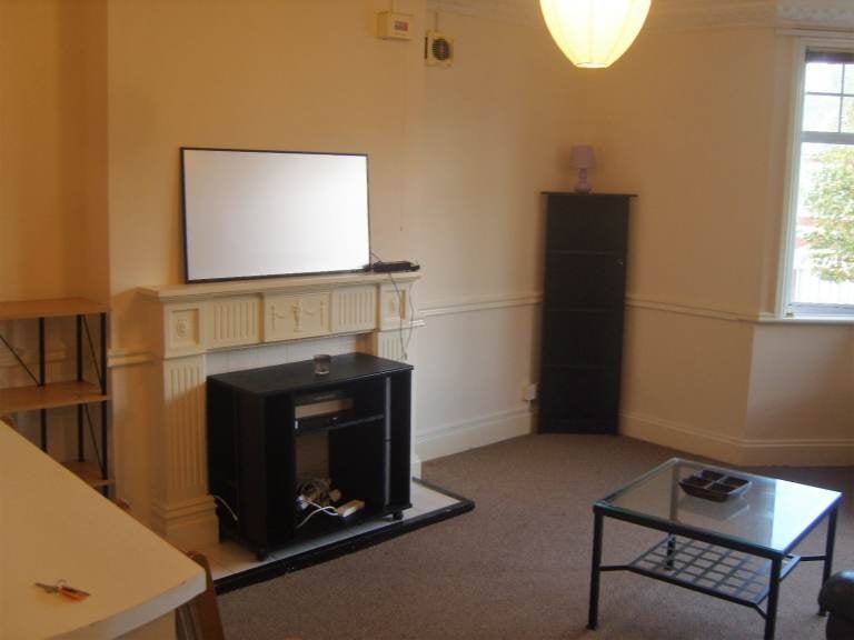 Flat Melrose Avenue in Greater London