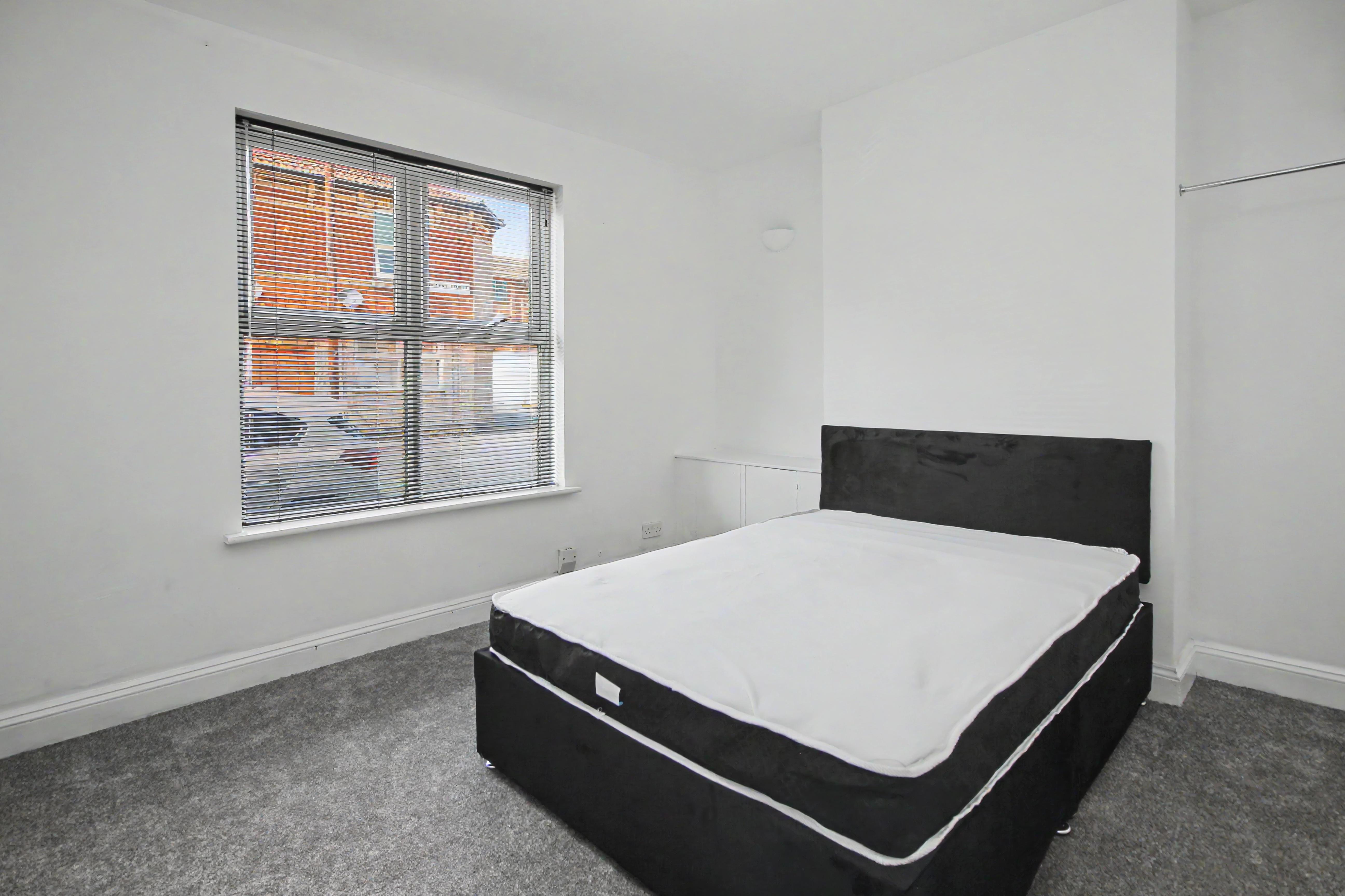 Room Crown Street in Kettering