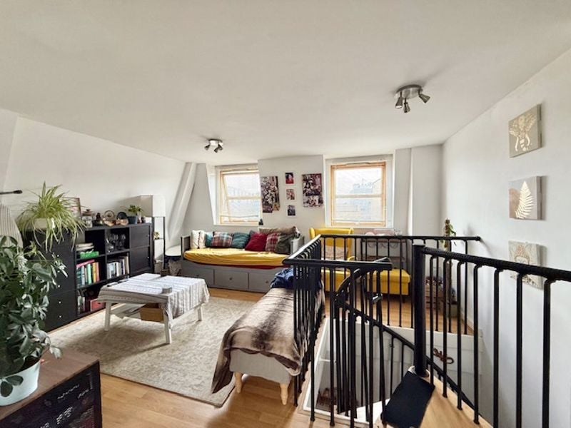 Room Hendre Road in Greater London