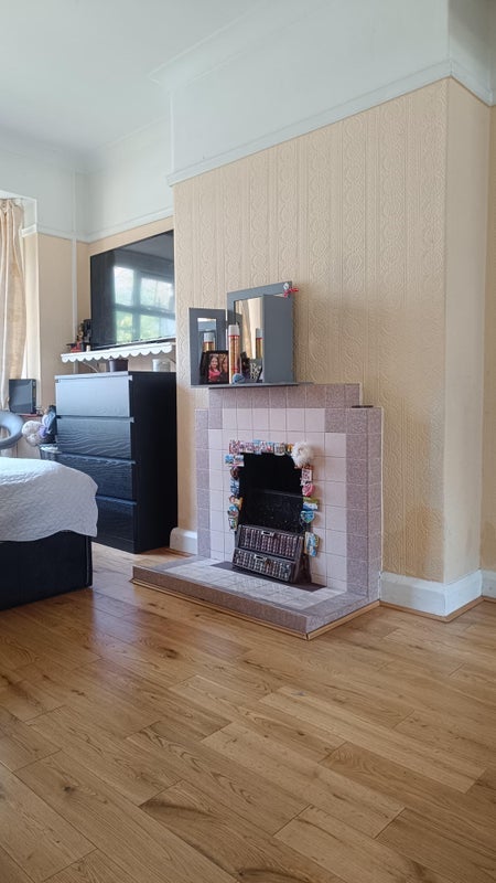 Room Tilehurst Road in Greater London