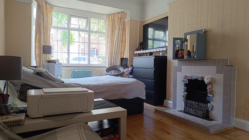 Room Tilehurst Road in Greater London