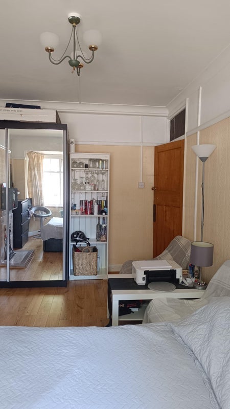 Room Tilehurst Road in Greater London