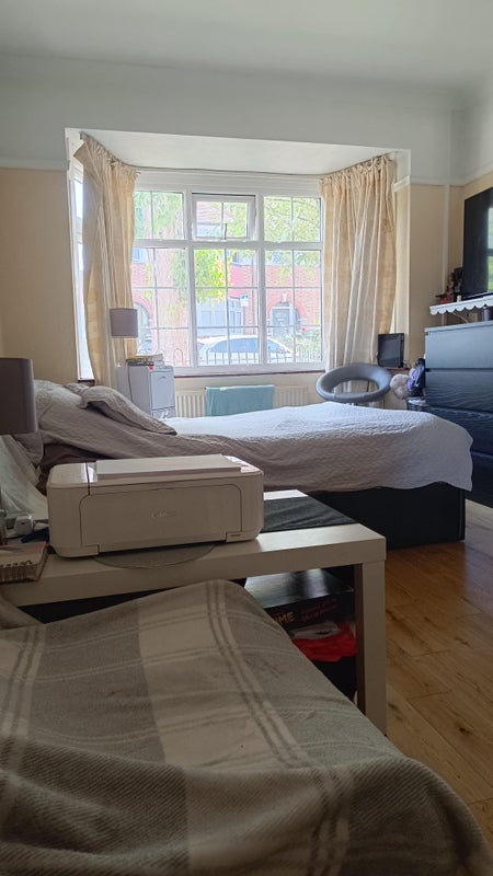 Room Tilehurst Road in Greater London