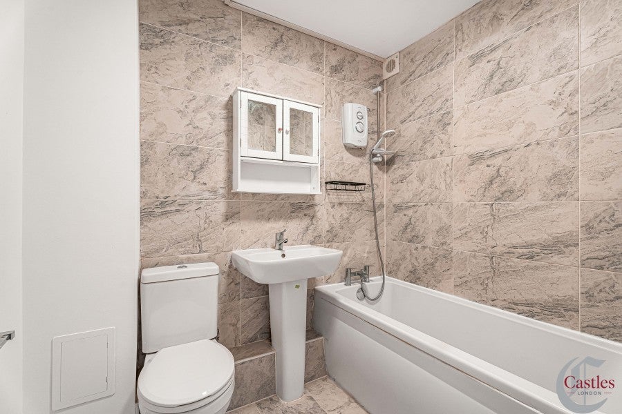 Flat Celadon Close in Greater London