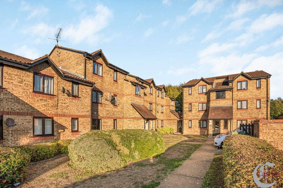 Flat Celadon Close in Greater London
