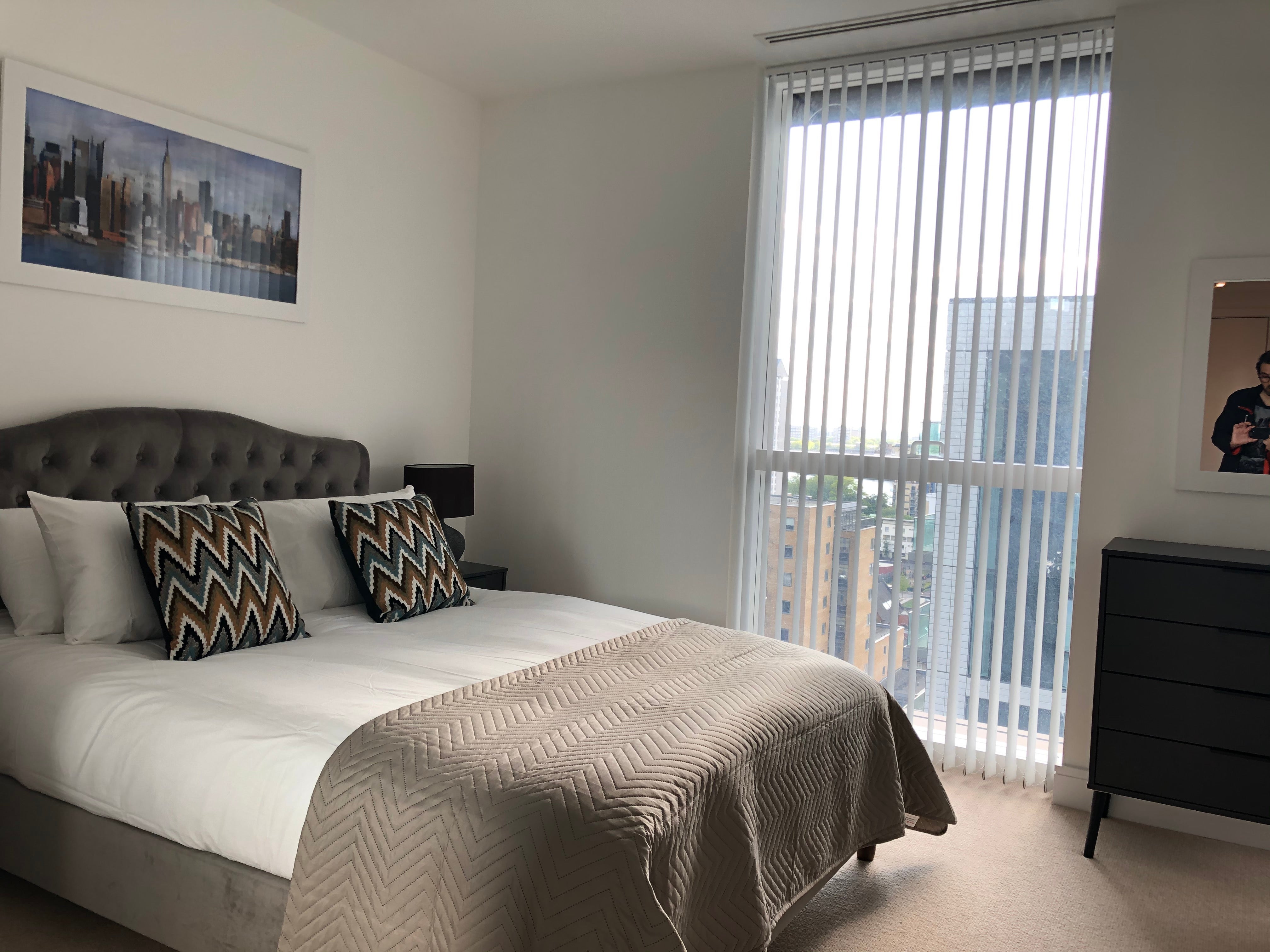 Flat Harbour Way in Greater London