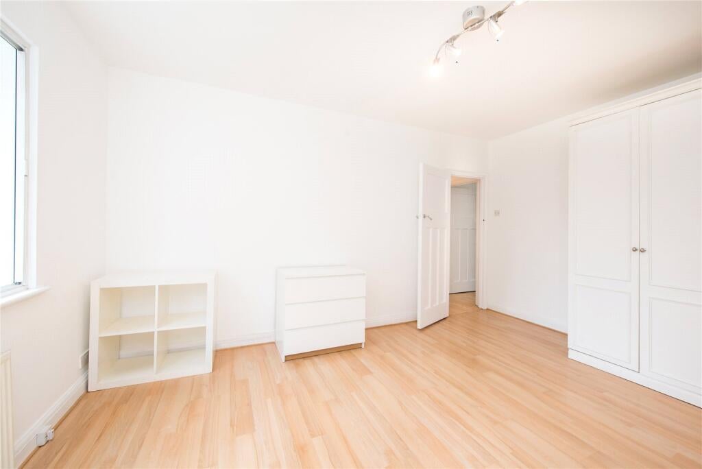 Flat Denison Close in London
