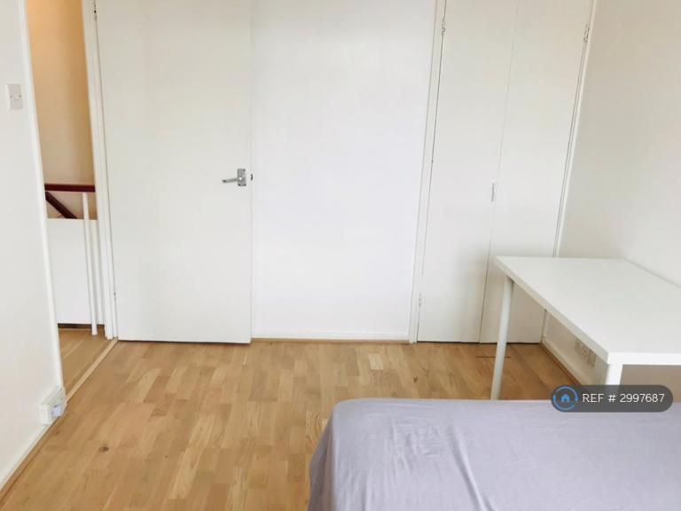Flat Maddams Street in Greater London