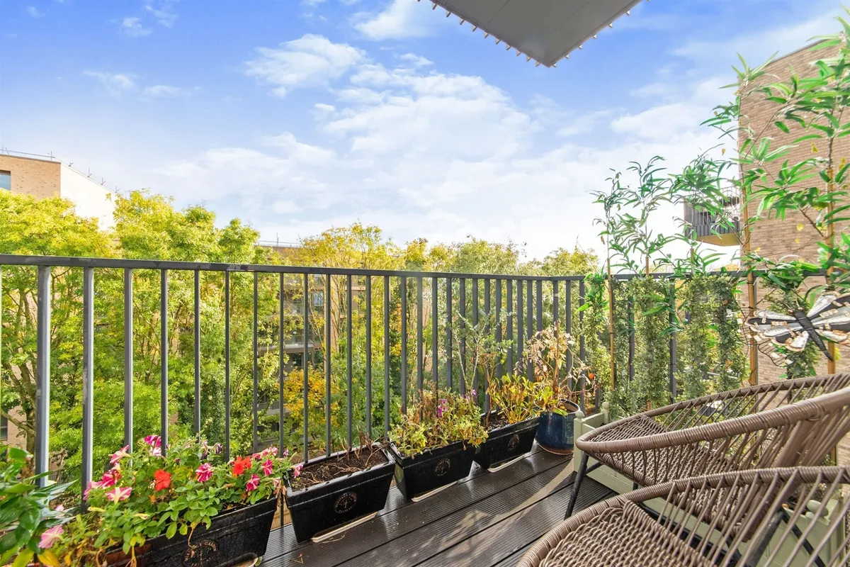 Flat Rose Gardens in Watford