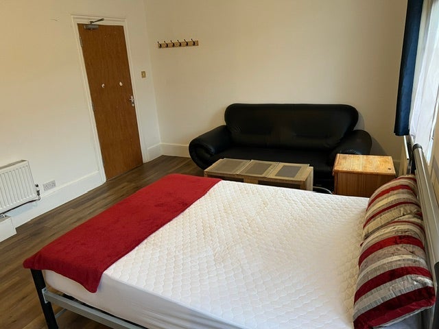 Room Hencroft Street North in Slough