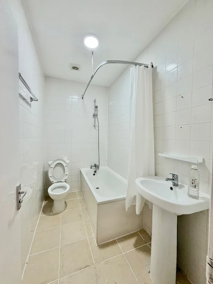 Flat Ballards Lane in Greater London
