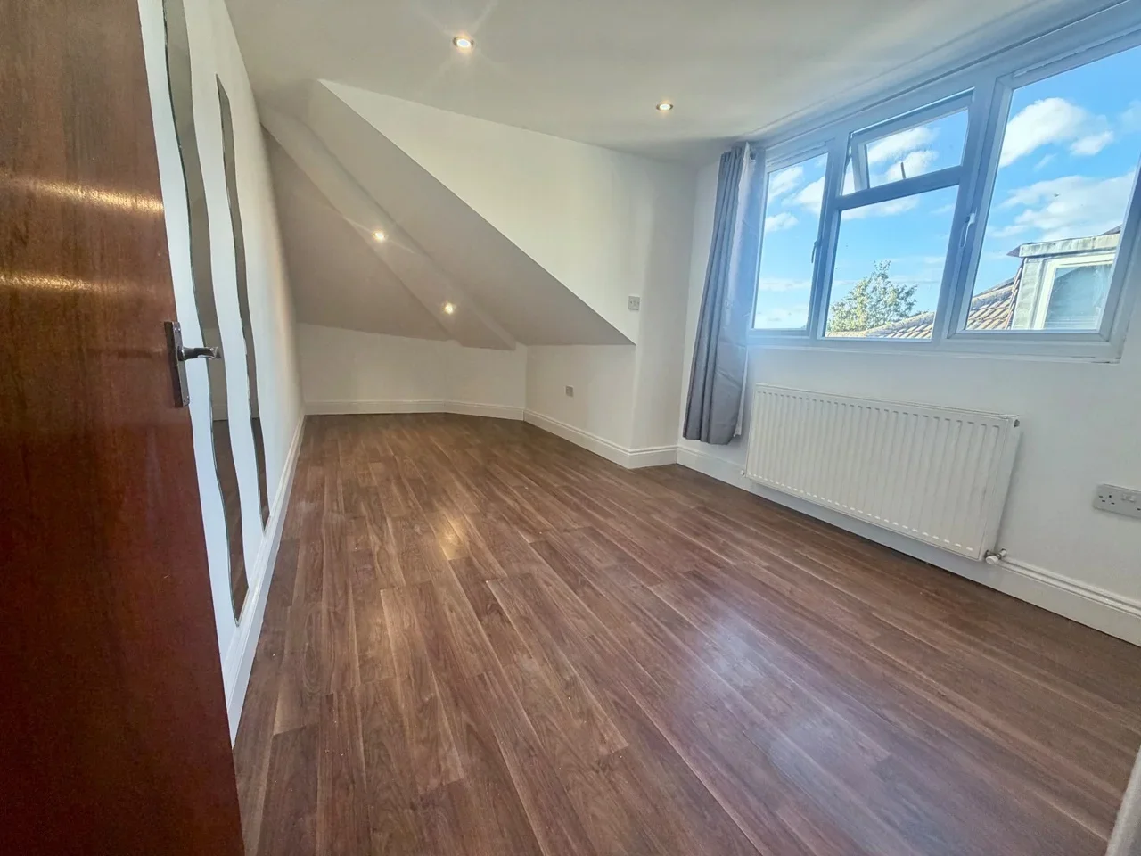 Flat Ballards Lane in Greater London