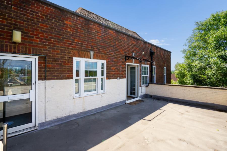 Flat Green Lane in Greater London