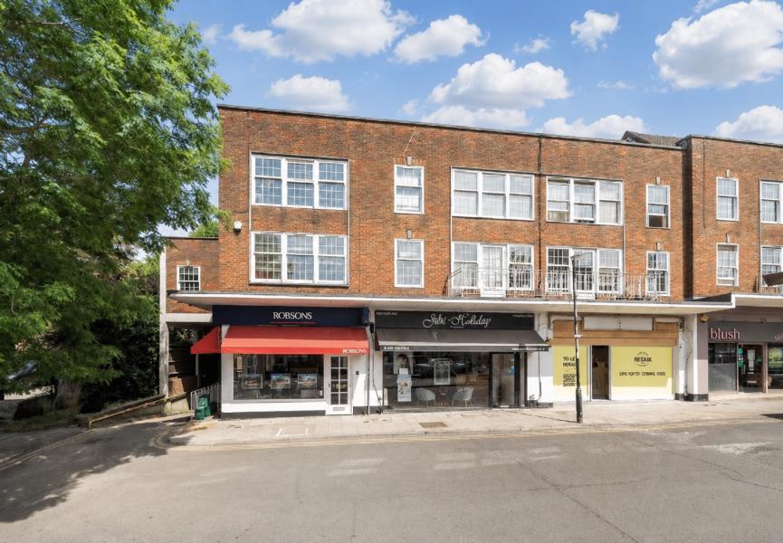 Flat Green Lane in Greater London