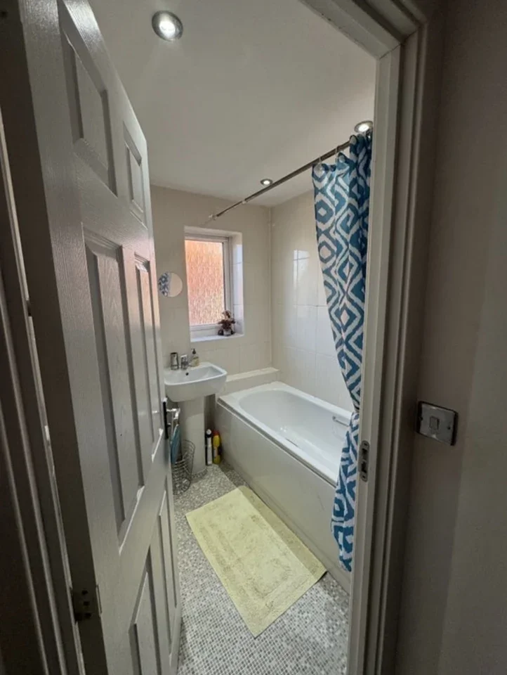 Room Halcrow Avenue in Dartford