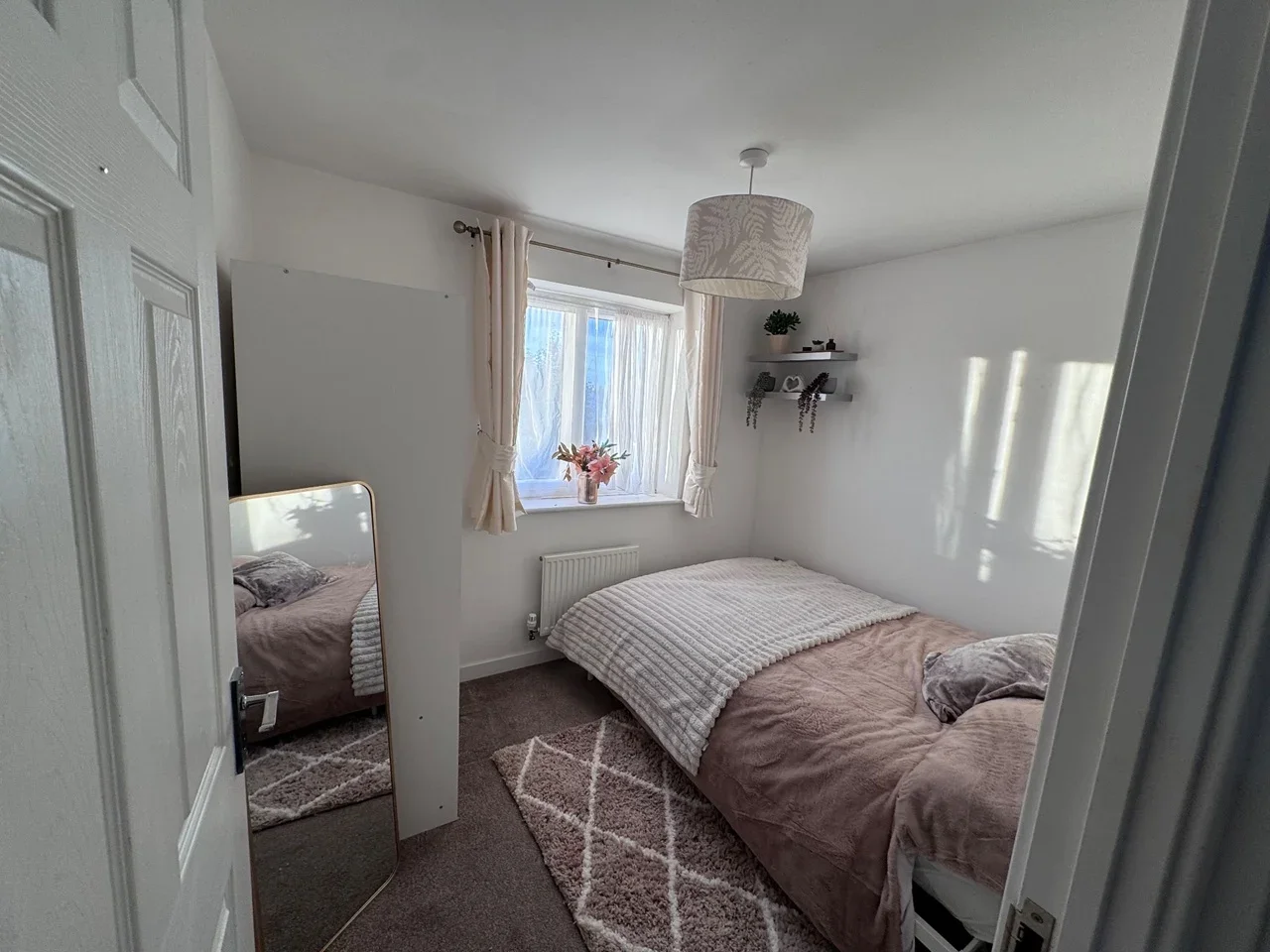 Room Halcrow Avenue in Dartford