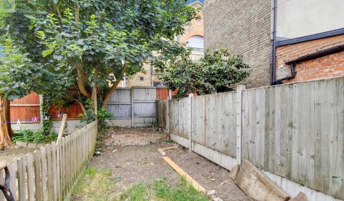 Flat Francis Road in Greater London