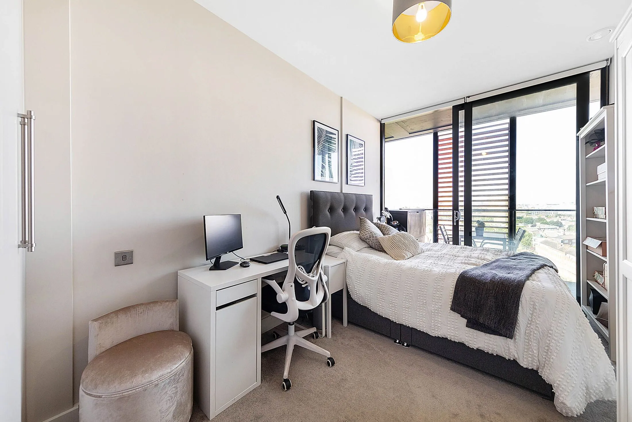 Flat Gwynne Road in Greater London
