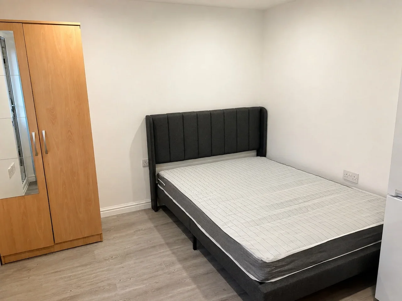 Flat Donnington Road in Greater London