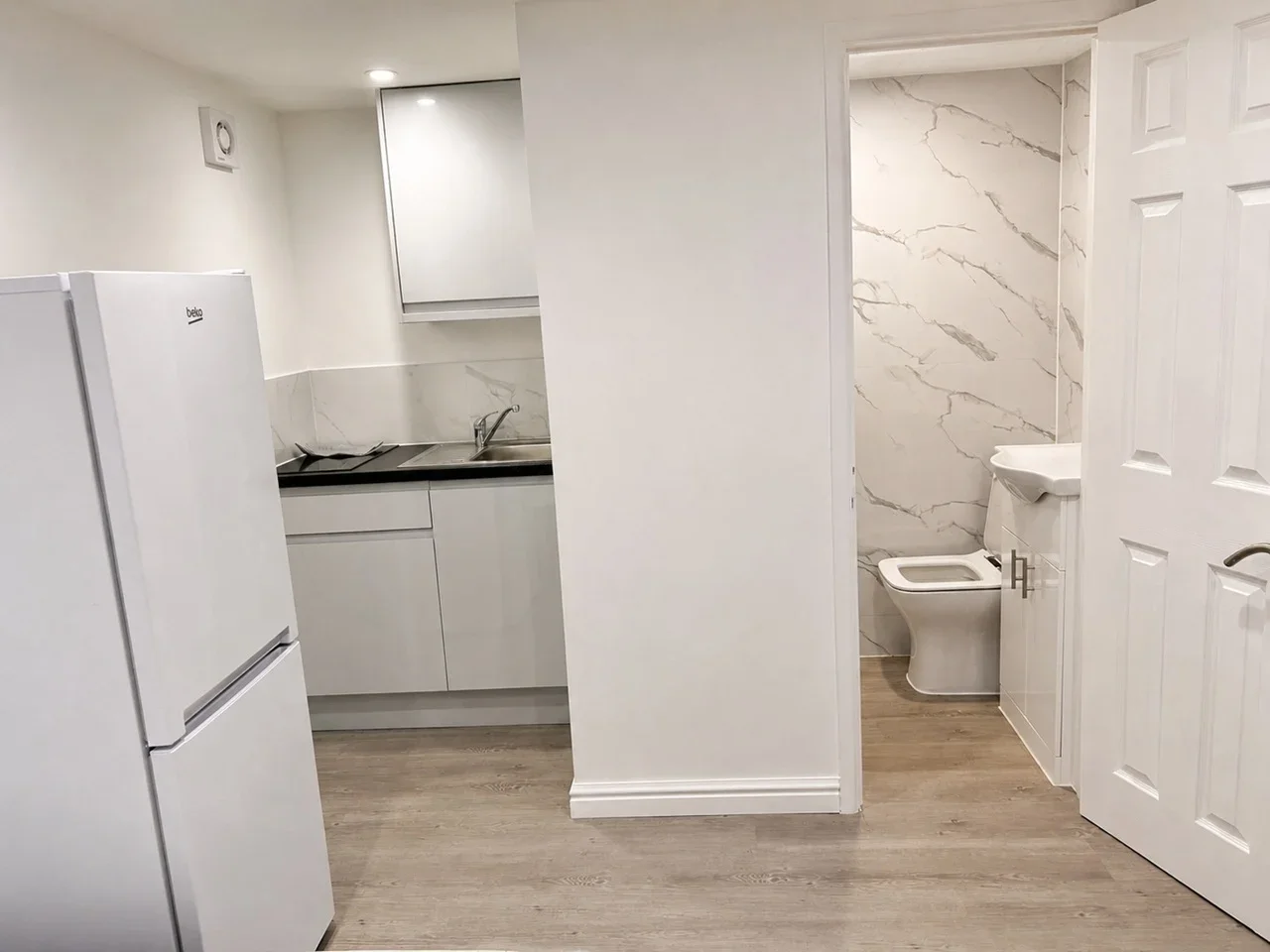 Flat Donnington Road in Greater London