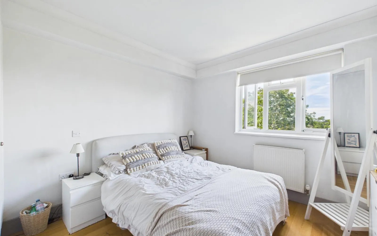 Flat Deepdene Gardens in Greater London