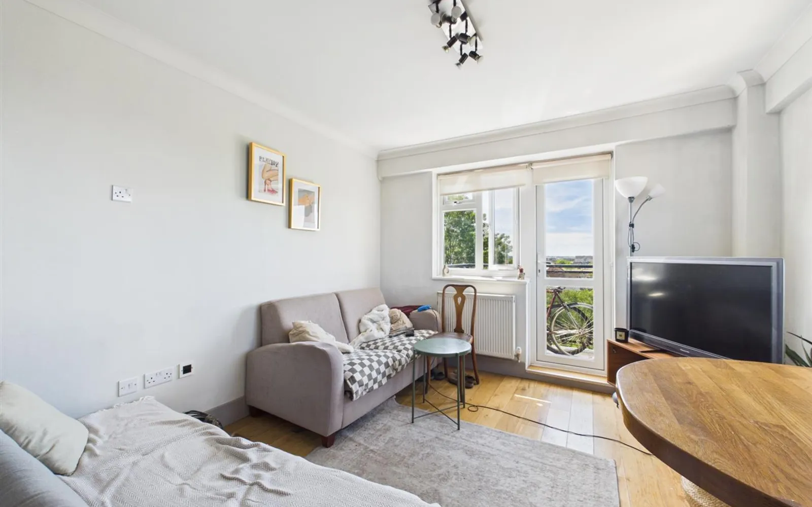 Flat Deepdene Gardens in Greater London