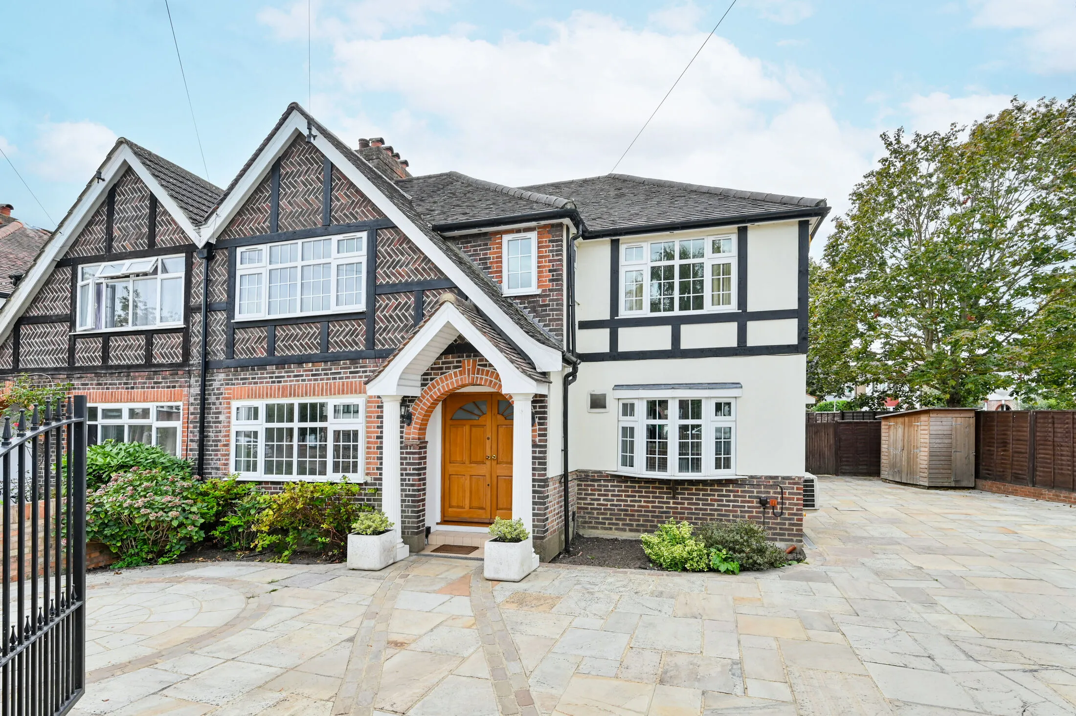 House Hampton Court Avenue in Elmbridge