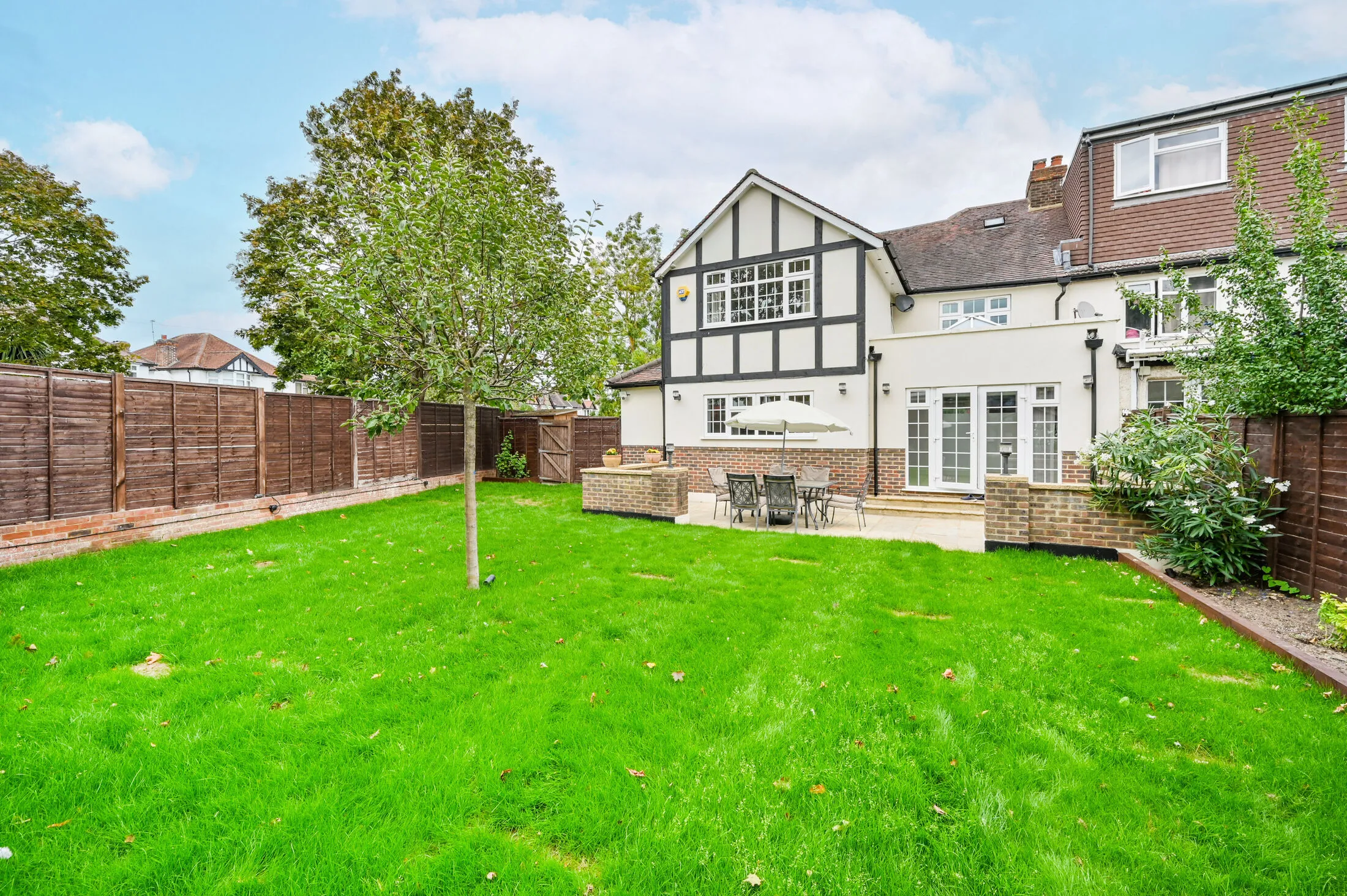 House Hampton Court Avenue in Elmbridge