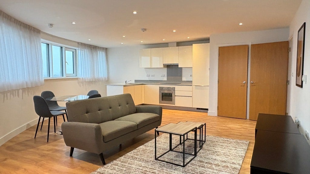 Flat Greenhill Way in Greater London