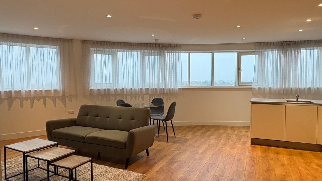 Flat Greenhill Way in Greater London
