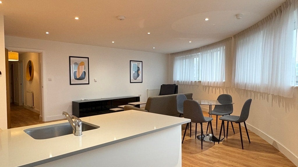 Flat Greenhill Way in Greater London