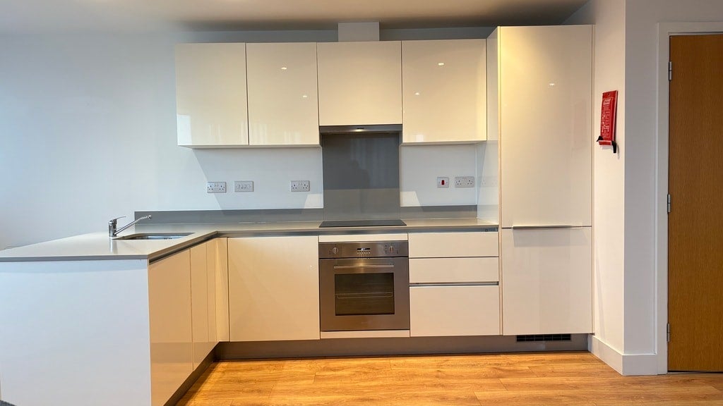 Flat Greenhill Way in Greater London