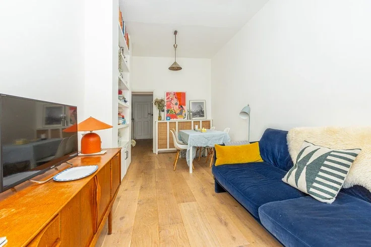 Flat Lauriston Road in Greater London