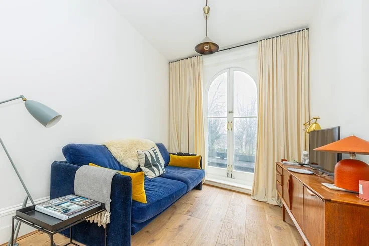 Flat Lauriston Road in Greater London