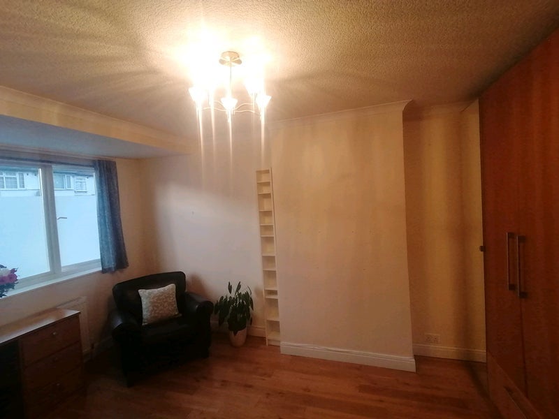 Flat Woodfield Gardens in Greater London