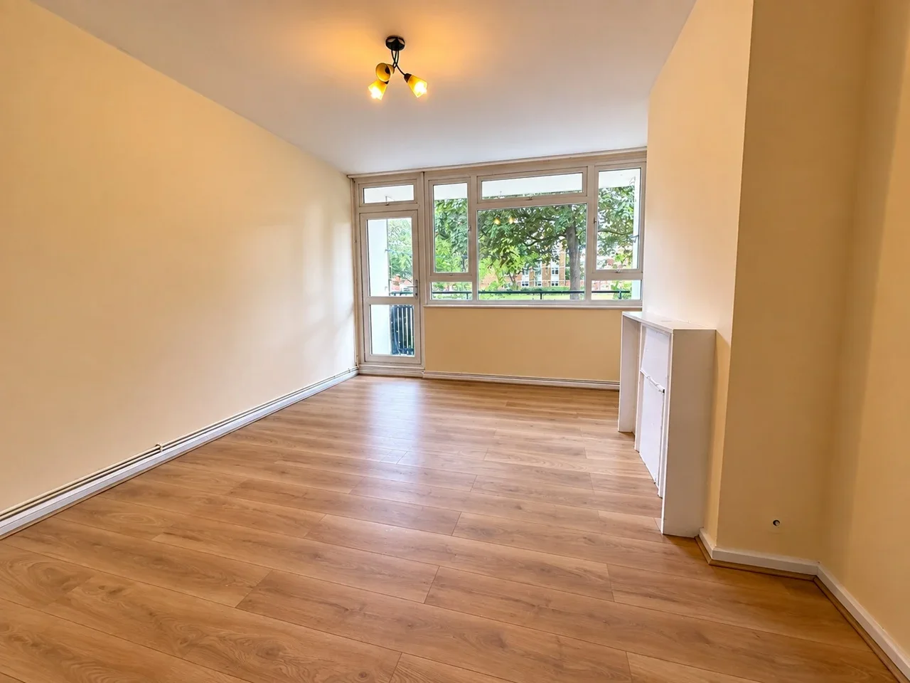 Flat Deeside Road in Greater London