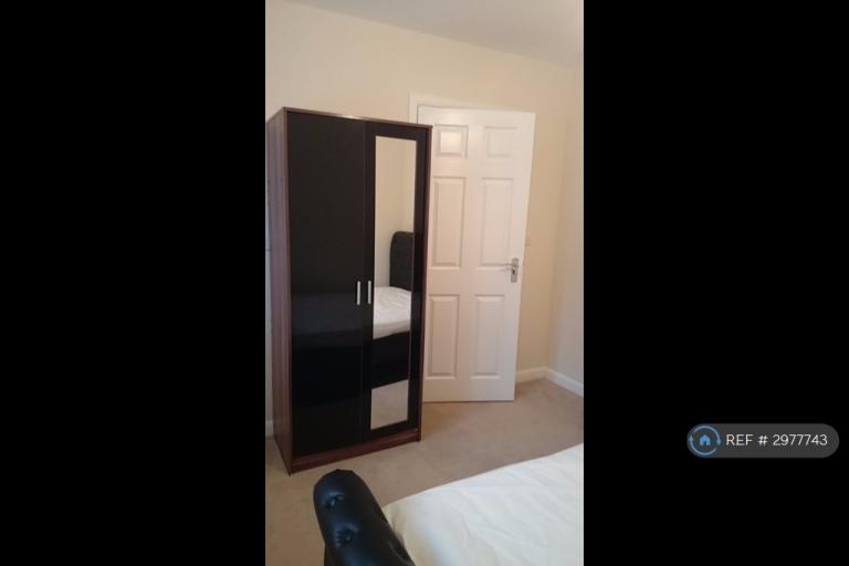 Room Savernake Drive in Little Stanion
