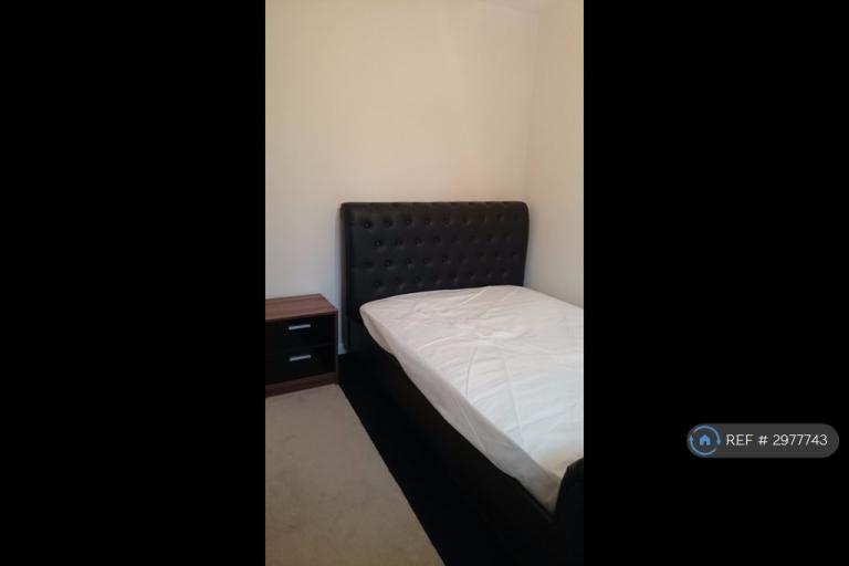 Room Savernake Drive in Little Stanion